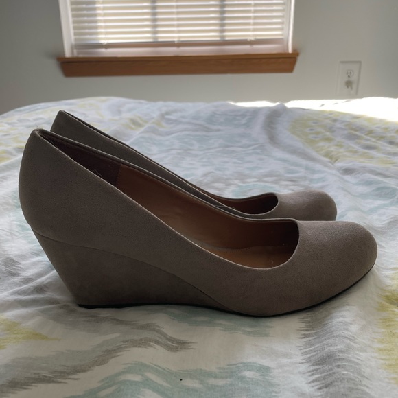 💕 NEW Chinese Laundry Tan/Light Brown Wedges, Autumn Favorite 🍂🍃 - Picture 3 of 6